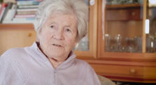 Weihnachtsbotschaft von Betty Wiedemann 97 Jahre alt: Was Sie von den Corona-Maßnahmen hält by News & Infos