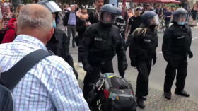 #0108 Polizeigewalt - Polizist BE 32005 Körperverletzung by Querdenken53 - Braunschweig