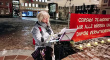 Brigitte sendet eine klare Botschaft an zwei Junge Gegenprotestler der Gmünder Marktplatz Demo. by Querdenken7171 (Schwäbisch Gmünd)