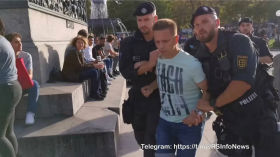 Polizei konfisziert ein Plakat und danach raubt sie ein Smartphone by Markus Huck