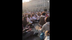 Piazza San Carlo in Turin (21.10.2021): Die Menschen singen gemeinsam OM by News & Infos