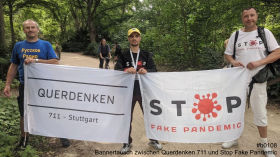 Bannertausch zwischen den Bewegungen "Querdenken 711" und "Stop Fake Pandemic". Berlin, 01.08.2021. by QUERDENKEN-711 (Stuttgart)