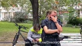 Perin Dinekli singt von unserer Zukunft und eine Polizistin weint vor Glück by Markus Huck
